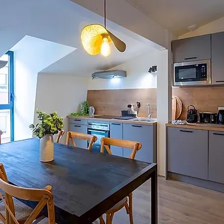 Urban Loft Apartment *